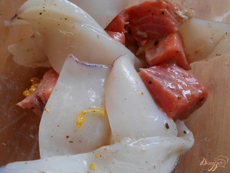 Фото приготовление рецепта: Шашлыки с кальмаром и лососем шаг №4