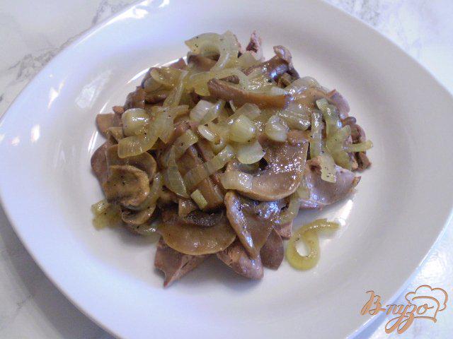 Фото приготовление рецепта: Салат с печенью, горошком и грибами шаг №6