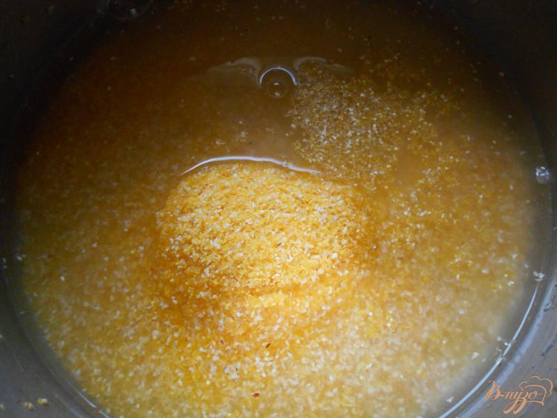 Фото приготовление рецепта: Кукурузная каша с креветками и беконом по-американски шаг №2