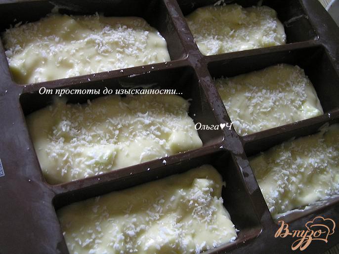 Фото приготовление рецепта: Кексы с яблоками и кокосовой стужкой шаг №5