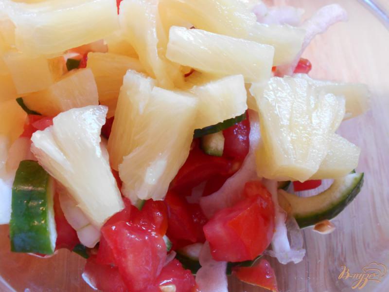 Фото приготовление рецепта: Азиатский салат с ананасом и огурцом шаг №5