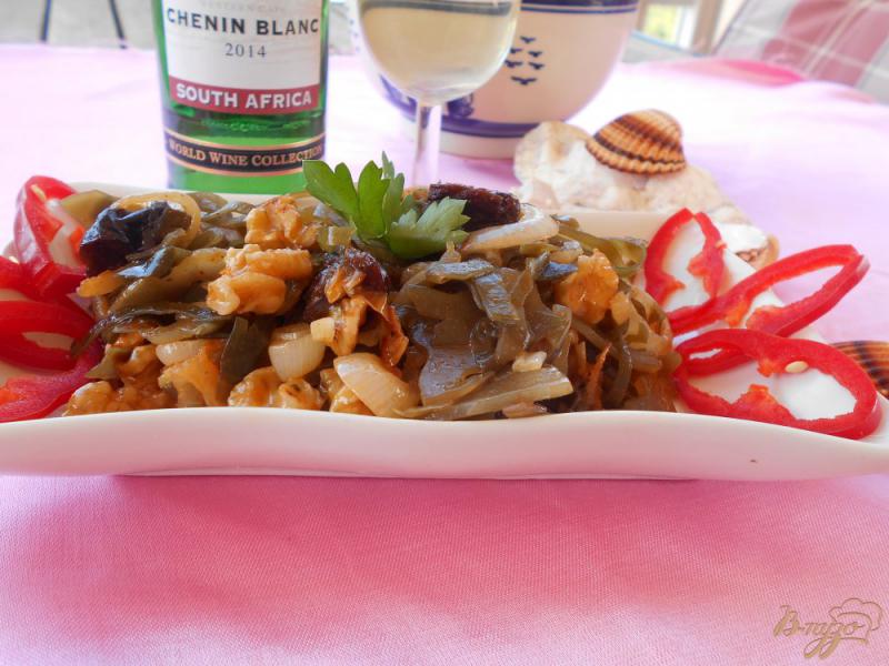 Фото приготовление рецепта: Салат с морской капустой и пикантным луком шаг №7