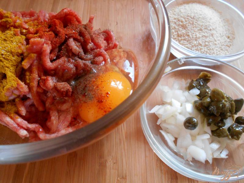 Фото приготовление рецепта: Закуска из пикантных мясных шариков в томатном соусе шаг №3
