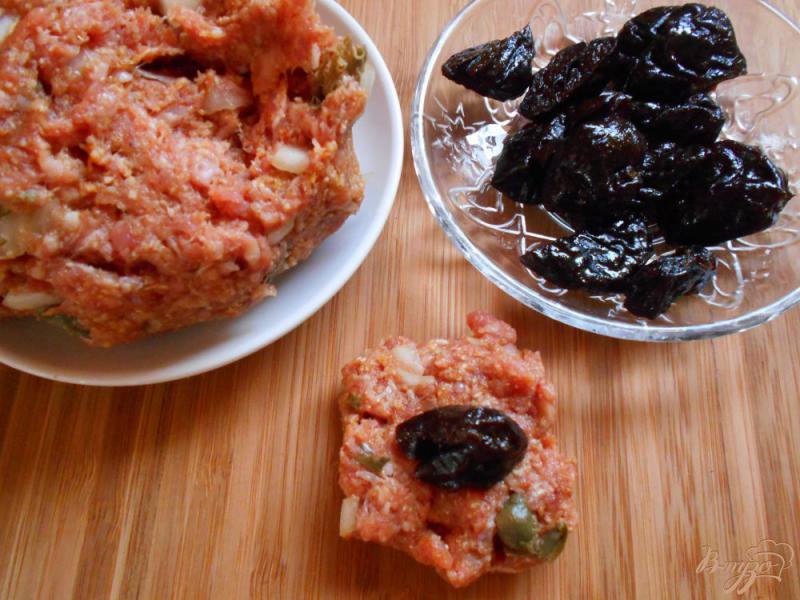 Фото приготовление рецепта: Закуска из пикантных мясных шариков в томатном соусе шаг №4