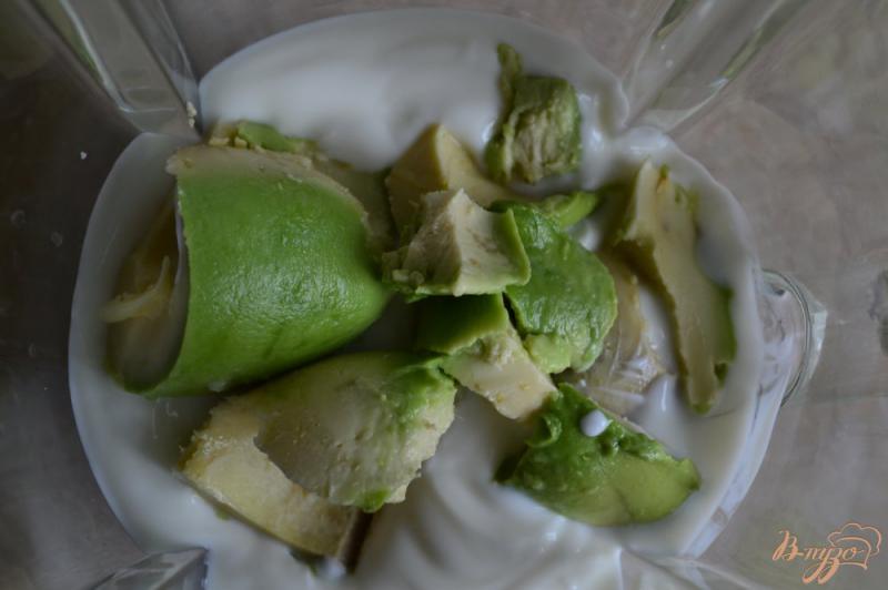 Фото приготовление рецепта: Смузи с авокадо и черешней шаг №1