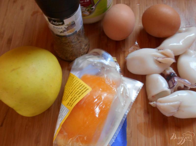 Фото приготовление рецепта: Салат с кальмарами и яблоком шаг №1