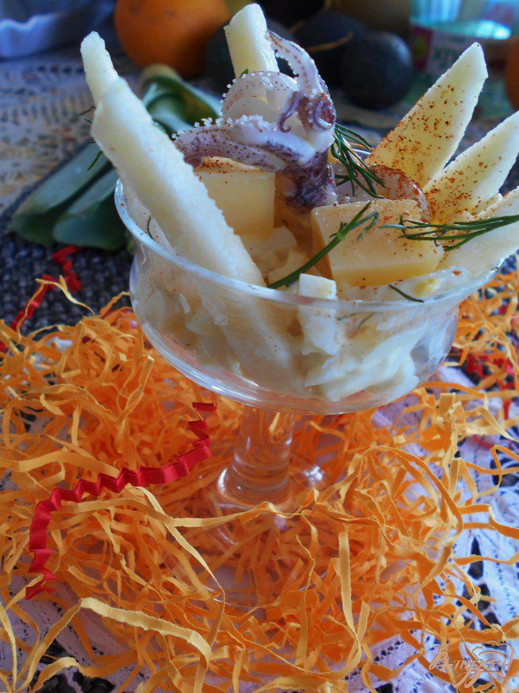 Фото приготовление рецепта: Салат с кальмарами и яблоком шаг №6