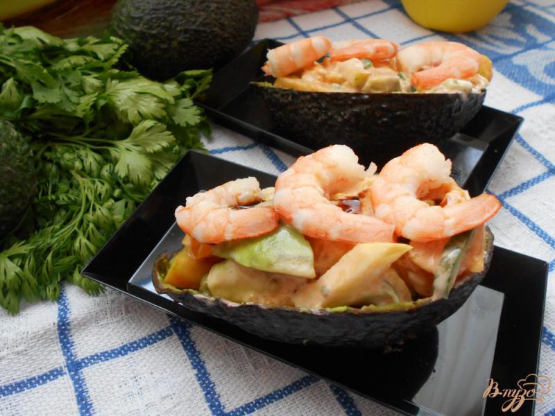 Фото приготовление рецепта: Салат с креветками в авокадных лодочках шаг №7