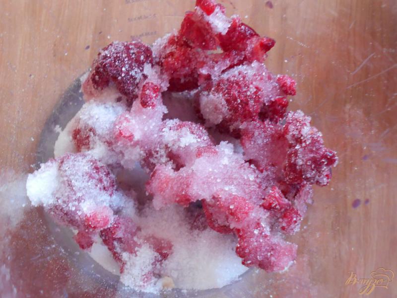 Фото приготовление рецепта: Малиновый коктейль с мороженым шаг №2