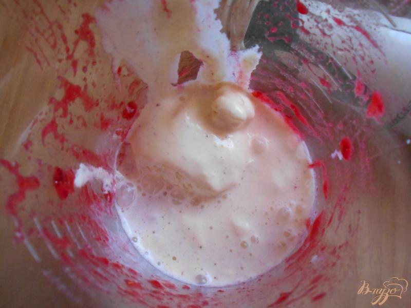 Фото приготовление рецепта: Малиновый коктейль с мороженым шаг №4
