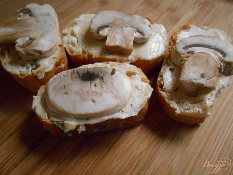 Фото приготовление рецепта: Горячие бутерброды с шампиньонами шаг №4