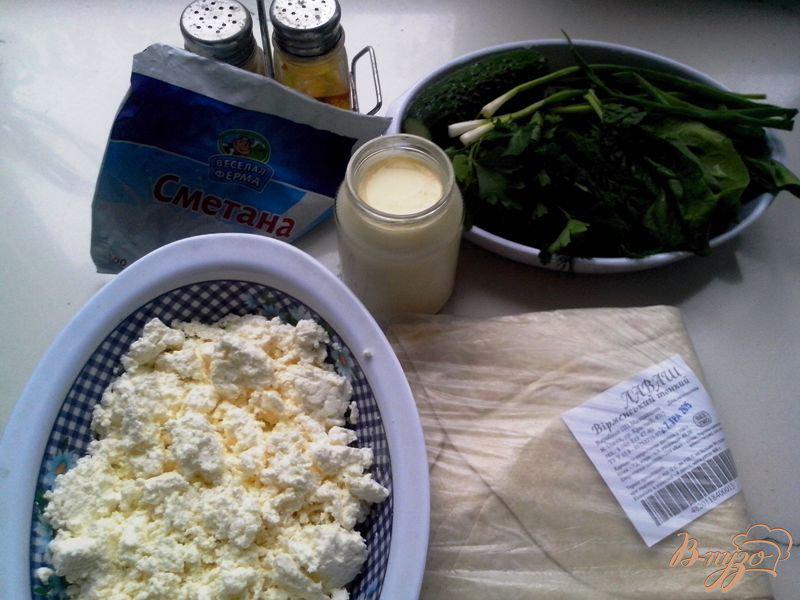 Фото приготовление рецепта: Рулет закусочный из лаваша с творогом, огурцом и шпинатом шаг №1