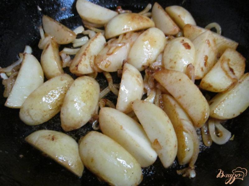 Фото приготовление рецепта: Молодой картофель с яйцом и паприкой шаг №4
