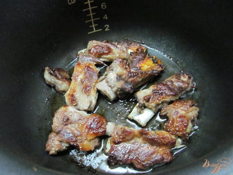 Фото приготовление рецепта: Свиные ребра с фасолью и курагой в мультиварке шаг №3