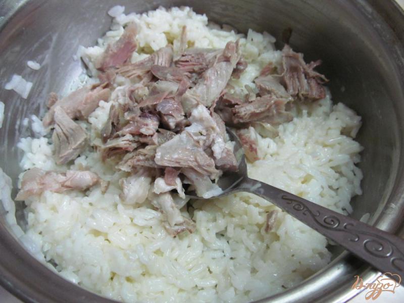 Фото приготовление рецепта: Салат из риса мяса и помидор шаг №3