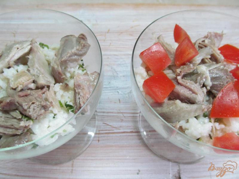 Фото приготовление рецепта: Салат из риса мяса и помидор шаг №7