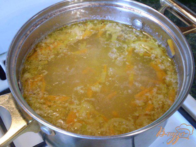 Фото приготовление рецепта: Рыбный суп с яйцо и зеленым луком шаг №6