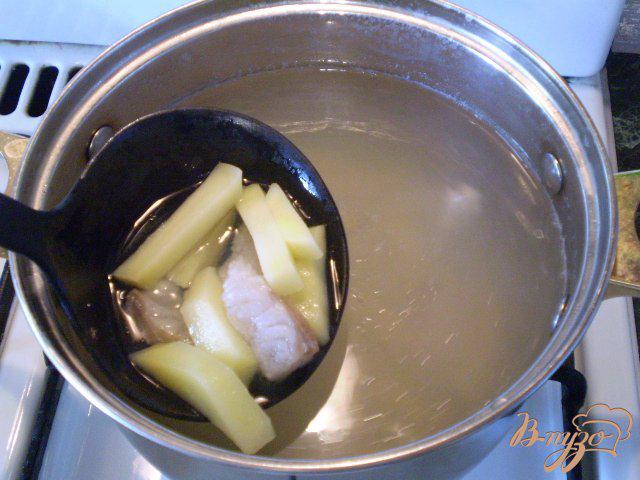 Фото приготовление рецепта: Рыбный суп с яйцо и зеленым луком шаг №5