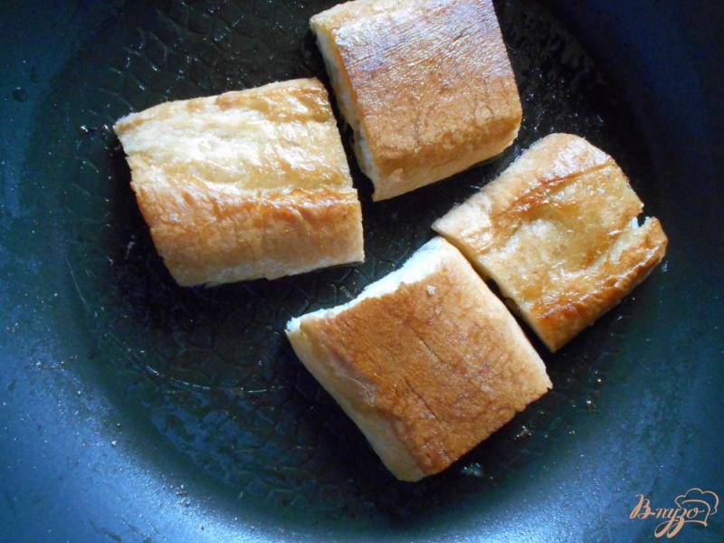 Фото приготовление рецепта: Горячие бутерброды с крабовыми палочками и ветчиной шаг №3