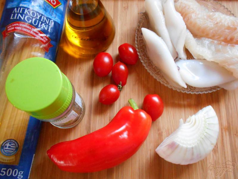 Фото приготовление рецепта: Спагетти с рыбой и кальмарами шаг №1