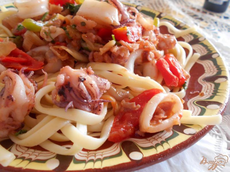 Фото приготовление рецепта: Спагетти с рыбой и кальмарами шаг №7