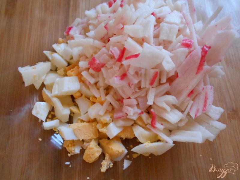 Фото приготовление рецепта: Салат с крабовыми палочками, яблоками и кочанным салатом шаг №2