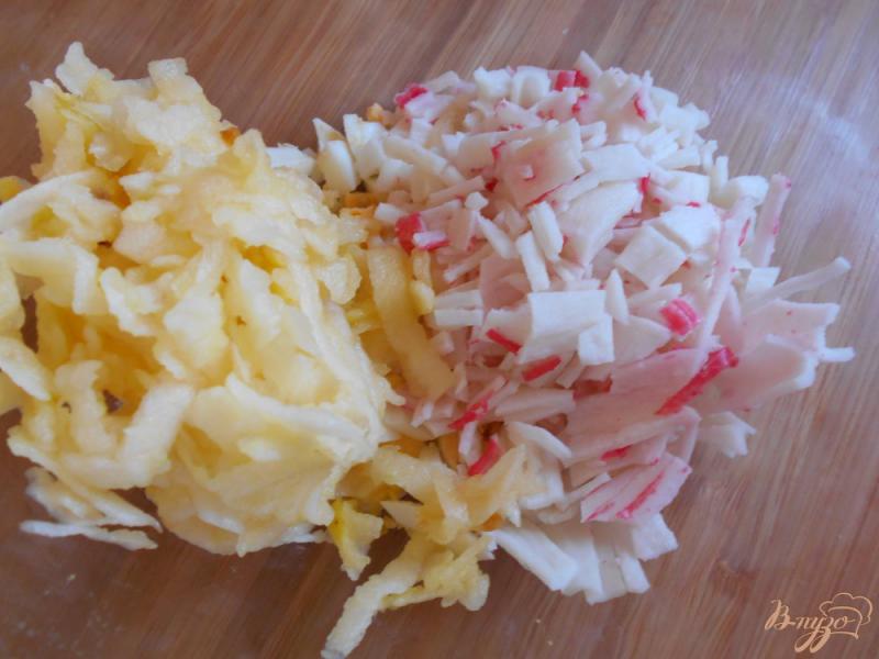 Фото приготовление рецепта: Салат с крабовыми палочками, яблоками и кочанным салатом шаг №3