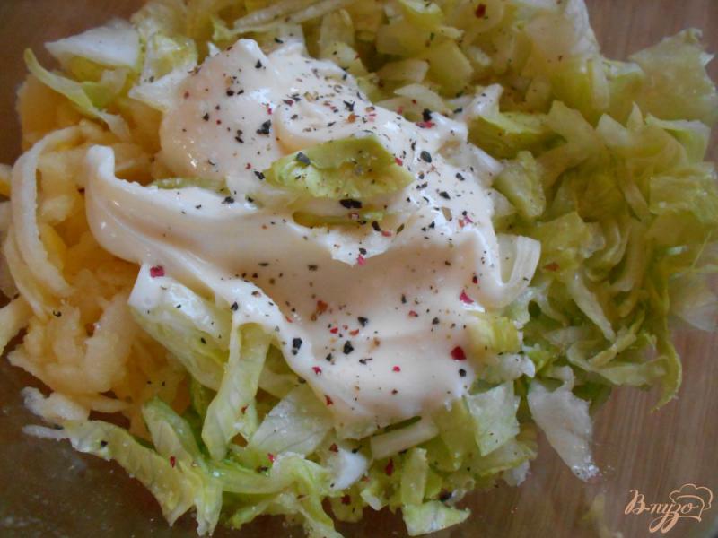 Фото приготовление рецепта: Салат с крабовыми палочками, яблоками и кочанным салатом шаг №4