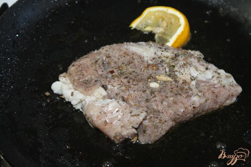 Фото приготовление рецепта: Свинина с вишневым соусом шаг №2