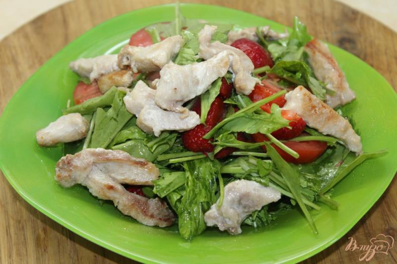 Фото приготовление рецепта: Салат с курицей и клубникой шаг №5