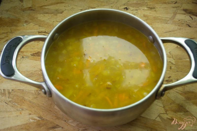 Фото приготовление рецепта: Суп с рыбными консервами и сливками шаг №7