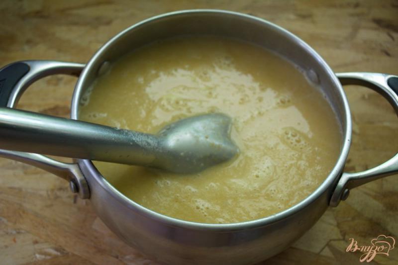 Фото приготовление рецепта: Суп с рыбными консервами и сливками шаг №8