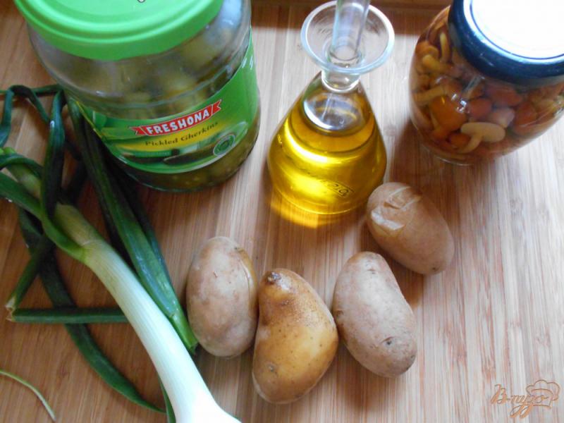 Фото приготовление рецепта: Картофельный салат с маринованными опятами шаг №1