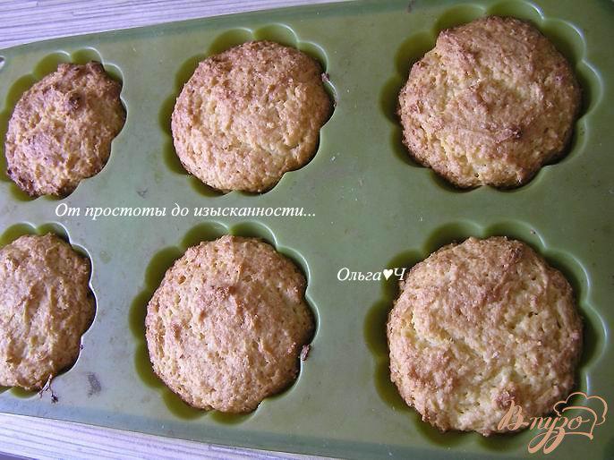 Фото приготовление рецепта: Творожные кексы с кокосовой стружкой шаг №5
