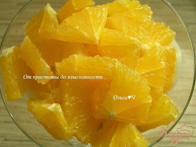 Фото приготовление рецепта: Салат из апельсинов с яблоком и ванильным кремом шаг №4