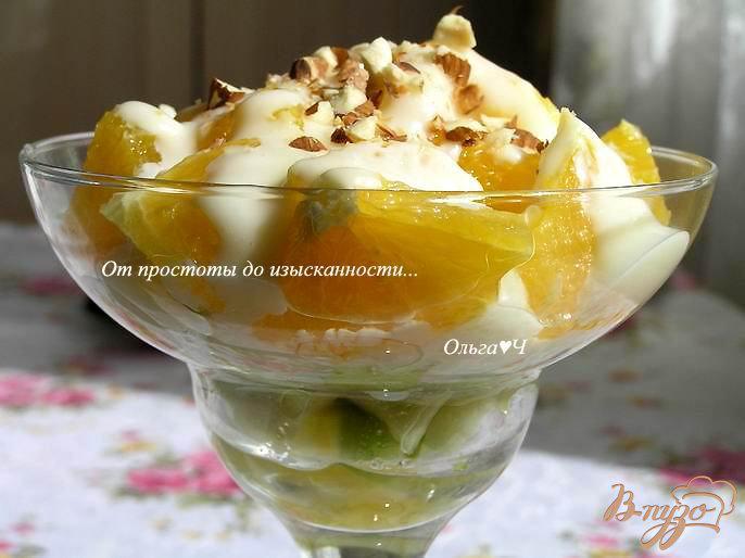 Фото приготовление рецепта: Салат из апельсинов с яблоком и ванильным кремом шаг №6