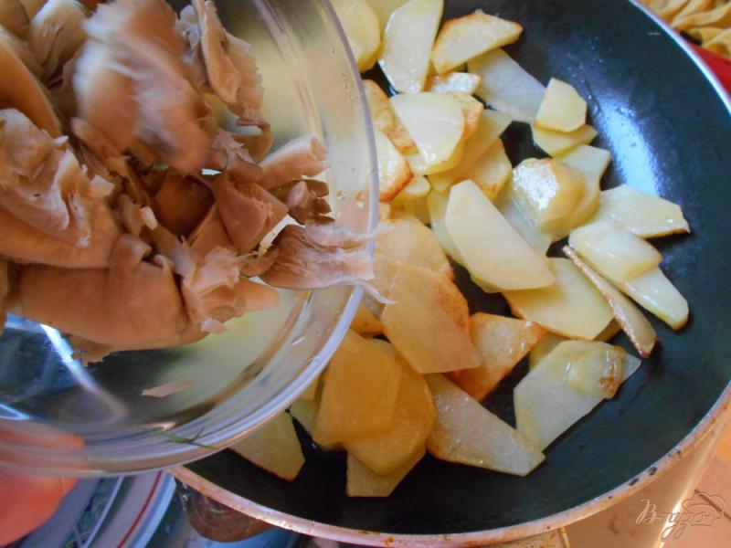 Фото приготовление рецепта: Картофель жареный с вешенками шаг №4