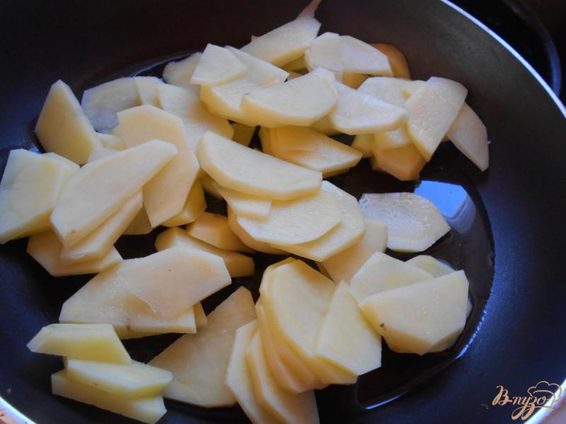 Фото приготовление рецепта: Картофель жареный с вешенками шаг №1