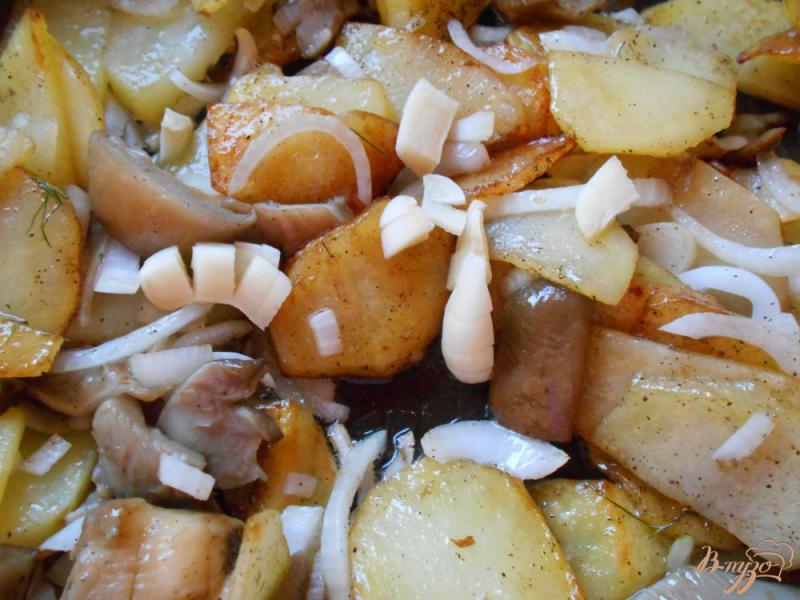 Фото приготовление рецепта: Картофель жареный с вешенками шаг №7