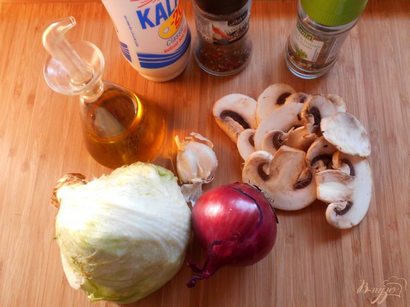 Фото приготовление рецепта: Салат с сырыми шампиньонами и луком шаг №1