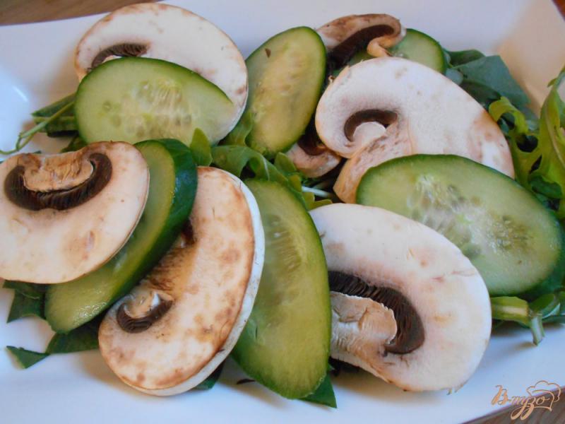 Фото приготовление рецепта: Салат из огурцов, грибов и апельсина шаг №3