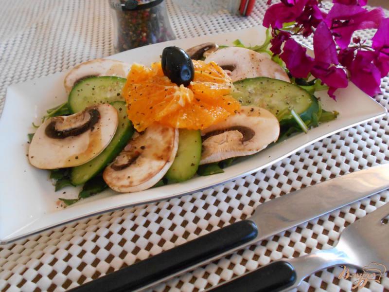 Фото приготовление рецепта: Салат из огурцов, грибов и апельсина шаг №5