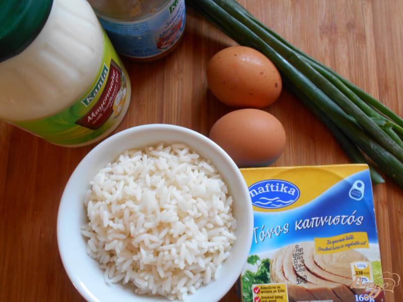Фото приготовление рецепта: Салат с тунцом, рисом и яйцом шаг №1
