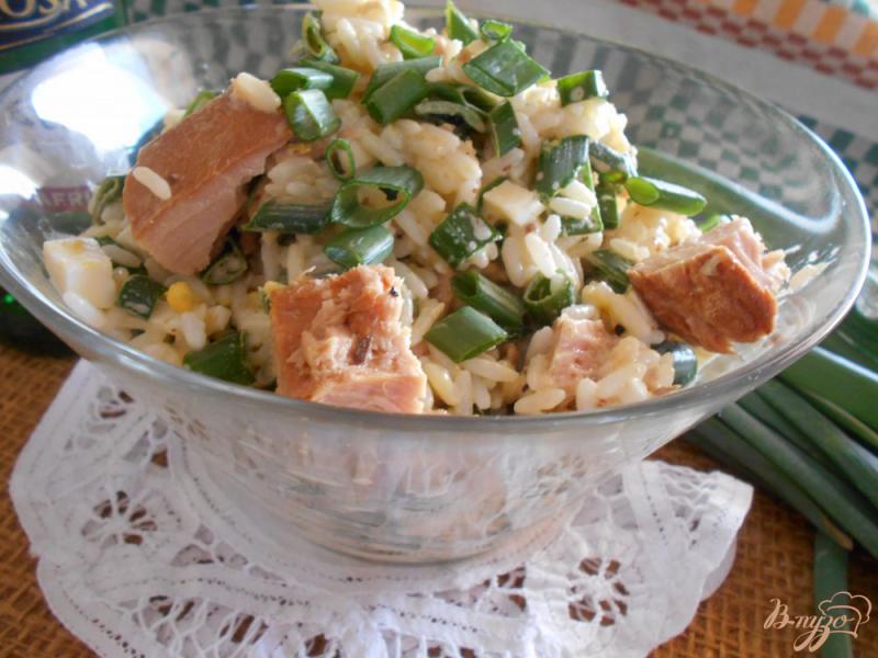 Фото приготовление рецепта: Салат с тунцом, рисом и яйцом шаг №9