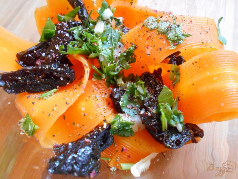 Фото приготовление рецепта: Салат из моркови и чернослива шаг №6