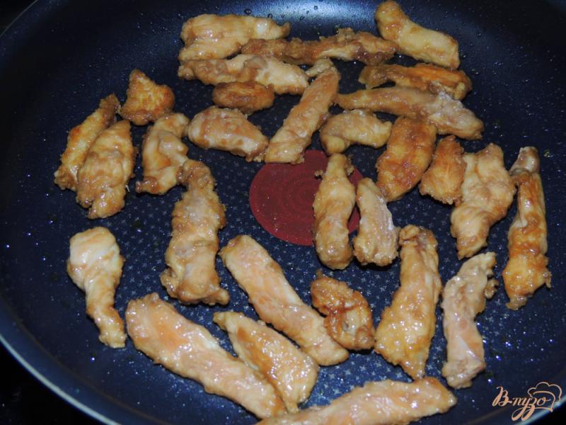 Фото приготовление рецепта: Курица под салатом из овощей шаг №4