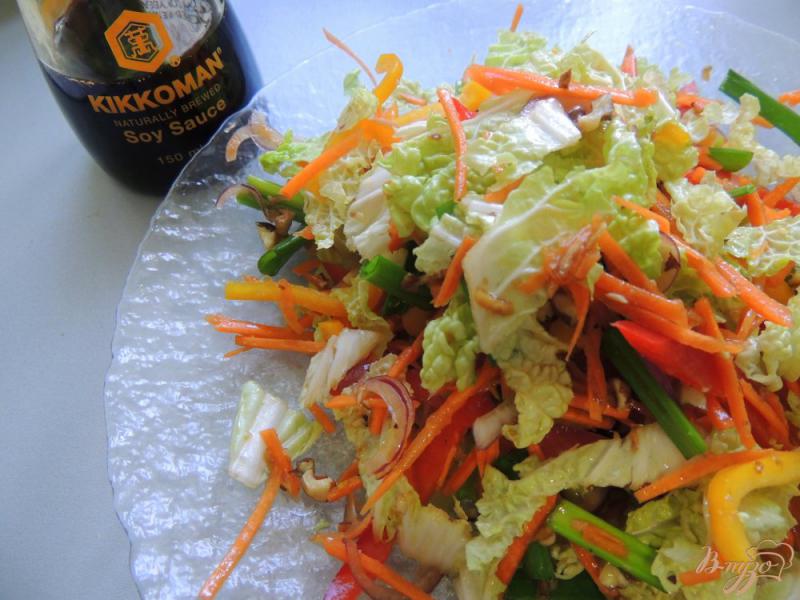 Фото приготовление рецепта: Курица под салатом из овощей шаг №7