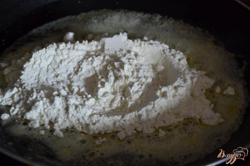 Фото приготовление рецепта: Пирог с карамелизированными персиками шаг №8