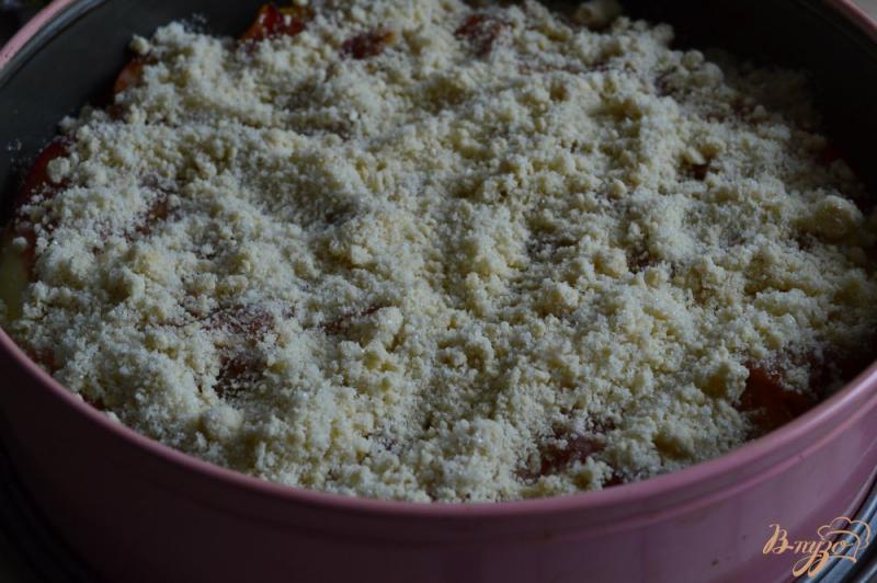 Фото приготовление рецепта: Пирог с карамелизированными персиками шаг №11