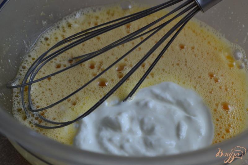 Фото приготовление рецепта: Пирог с карамелизированными персиками шаг №5